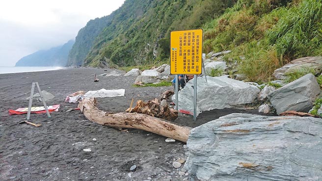 有遊客在連假受困宜蘭南澳神祕沙灘，縣府將邀集各單位討論長浪警報發布後的預警性封閉等作為。（羅東林管處提供／李忠一宜蘭傳真）