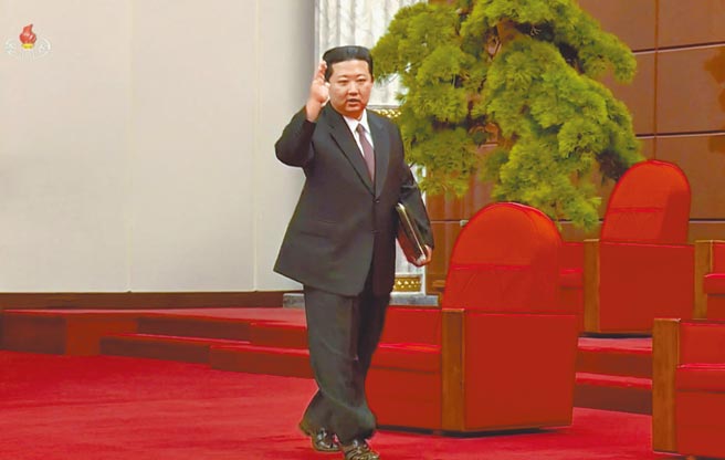 朝鲜劳动党10日举行76周年党庆，最高领导人金正恩穿「凉鞋」入场，再度引发外界关注他的健康状况。（摘自朝中社官网）