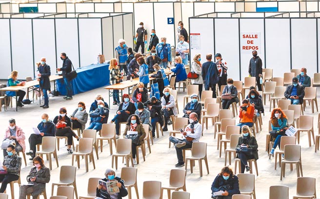 法国研究显示，新冠疫苗对抗Delta变种病毒有效，已接种疫苗的50岁以上民眾，住院或病殁的机率大幅降低90％。图为法国尼斯的展览中心设立新冠疫苗接种站。（新华社）