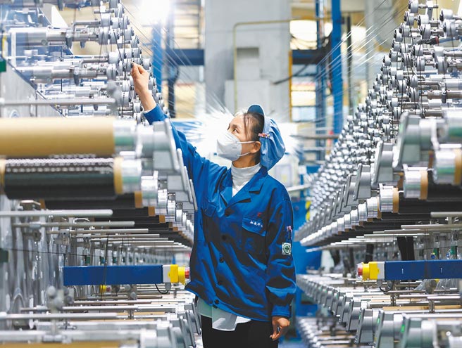 为解决缺电问题，大陆宣布电价改革，进一步市场化，高耗能企业电价不受上浮两成限制，居民用电则不涨。图为山东省威海市光威集团碳纤维生产作业线。（新华社）