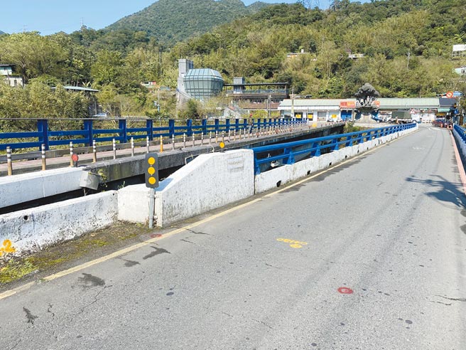 新北市平溪平菁桥预计月底动工改建，希望能够改善人车争道问题，促进地方观光。（叶德正摄）