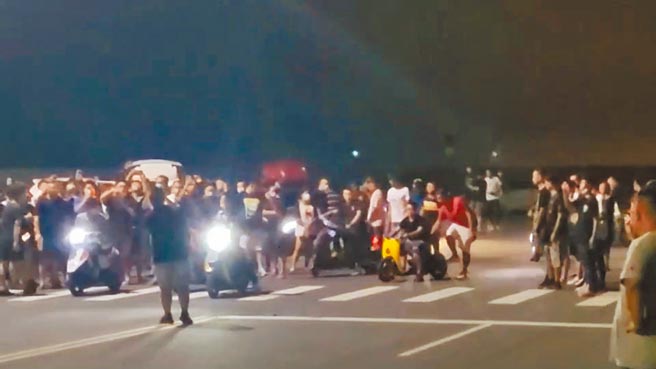 上百名群眾違規車聚，在彰濱工業區、田中高鐵站區道路車聚危險高速競駛，觀戰者不斷叫喊吆喝。（警方提供／謝瓊雲彰化傳真）