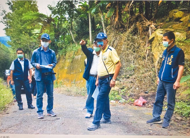 南投縣長林明溱（右二），12日到信義鄉會勘基層建設。（南投縣政府提供／廖志晃南投傳真）