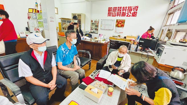 台中市地方稅務局結合台中行政執行分署到梨山解決繳稅、退稅及欠稅執行等問題。（台中市地方稅務局提供／王文吉台中傳真）