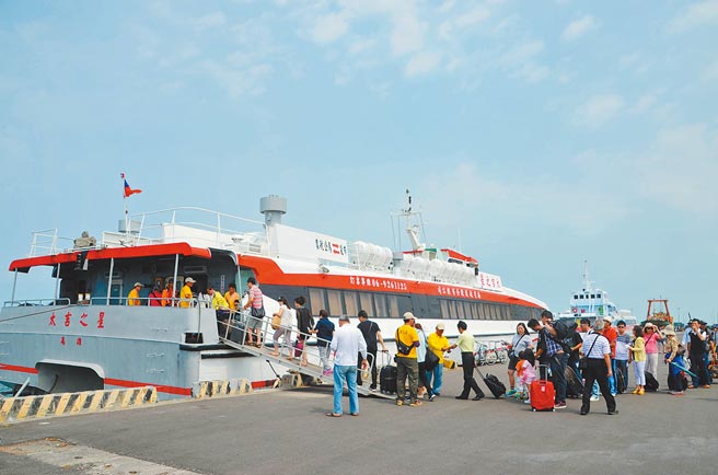 嘉義縣布袋港往返澎湖馬公的海上客輪，受本土疫情大爆發衝擊，載運量大減，今年運量不到20萬人次。（本報資料照片）