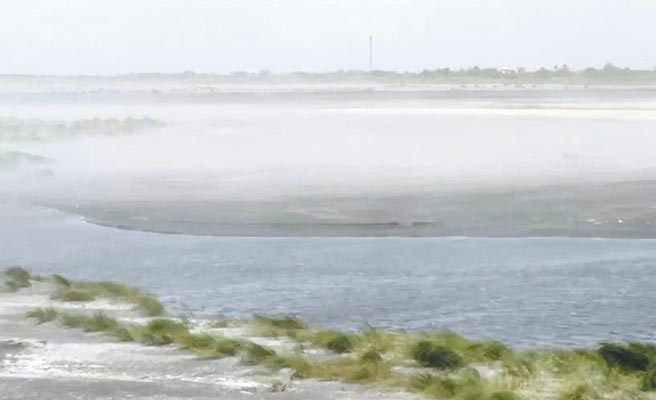 云林县沿海空品「褐爆」，第4河川局加强整治浊水溪新生裸露地。（民眾提供／张朝欣云林传真）