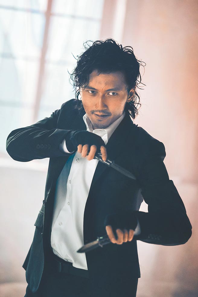 謝霆鋒在《怒火》中帥氣耍蝴蝶刀。（華映提供）