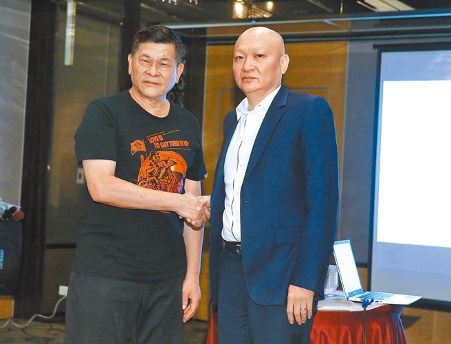 「林董」林秉文（右）昨表示將協助澎恰恰還債。（粘耿豪攝）