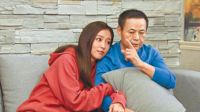 蔡振南（右）與周曉涵在《必勝大丈夫》飾演父女。（中視提供）