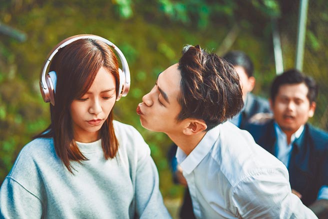 柯震东（右）和宋芸桦在《月老》中有刻骨铭心的爱情。（麻吉砥加电影提供）