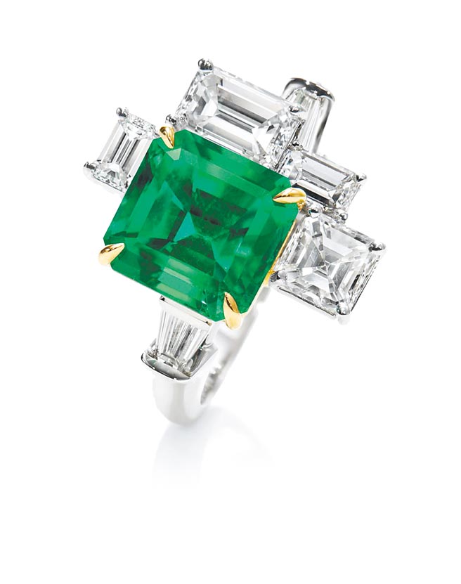 海瑞温斯顿New York系列 Central Park祖母绿钻石戒指，祖母绿3.48克拉，约530万元。（Harry Winston提供）