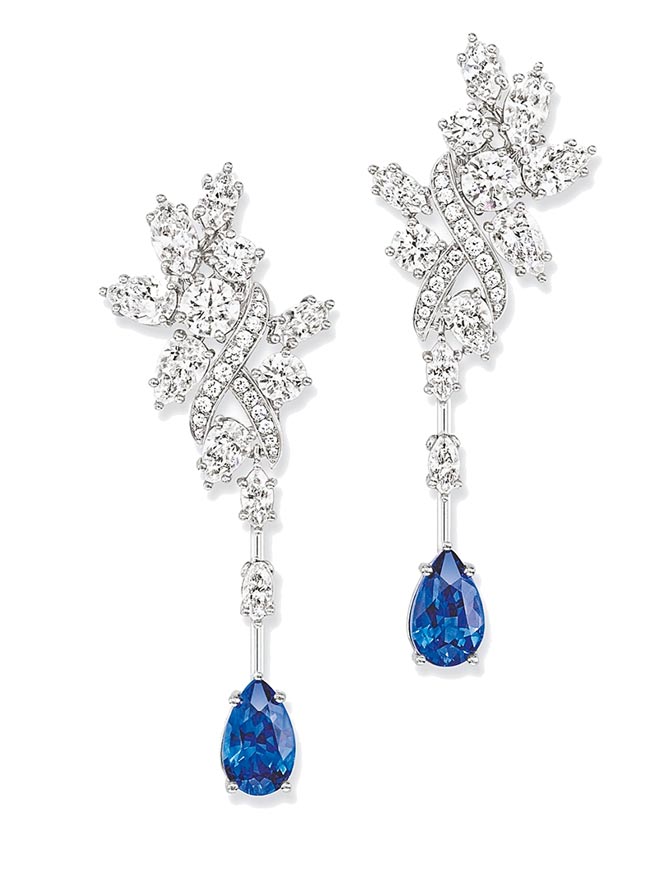 海瑞温斯顿绮隐Secret Cluster系列蓝宝石钻滴耳环，耳环镶嵌2颗共4.18克拉的蓝宝石，约560万元。（Harry Winston提供）