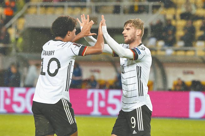 韦纳（右）攻入德国队的第2球后，与队友格纳伯瑞击掌庆祝。（美联社）