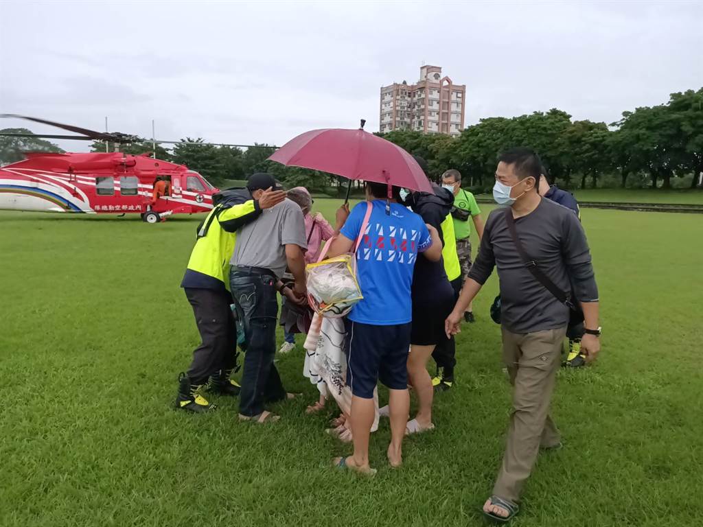 13名遊客露營受困石門溪沙洲，今(14日)午天氣稍微好轉，但溪水湍急無法涉水救援，空中勤務總隊派遣直升機救援吊掛救援，順利救出受困的13位民眾，安全抵達羅東運動公園。(胡健森攝)