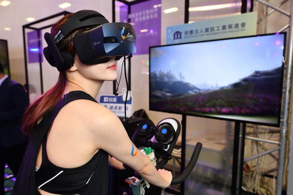 資策會開發「體感健身互動娛樂應用服務系統」，將VR結合大眾化健身設備，提升訓練趣味性。(圖／經濟部技術處提供)