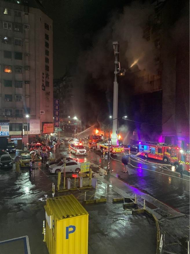 有「高雄第一鬼樓」之稱的鹽埕區「城中城大樓」，14日凌晨3點驚傳大火，全棟12樓一度陷入火海。（圖／民眾提供）