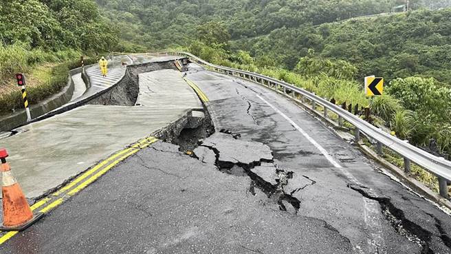 豪雨猛炸花东，连通车13年的玉长公路都不支坍塌。（民眾提供／记者蔡旻妤台东传真）