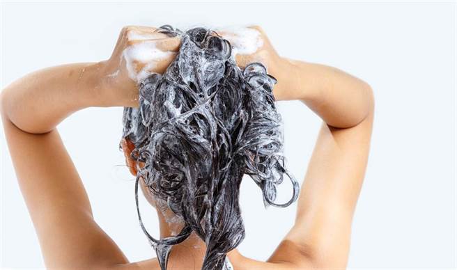 食藥署表示，落髮與洗頭頻率無關，是否清洗乾淨是最重要的。（示意圖／Shutterstock）