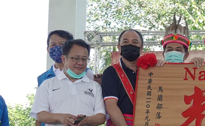 前台東市長賴坤成（前排左一未配戴口罩者）稱「全運會台東選手8天僅補助4天住宿及膳食費」。（蔡旻妤攝）