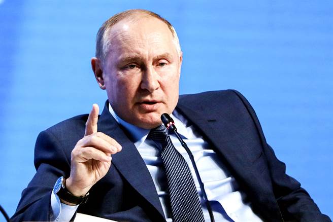 俄羅斯總統普丁（Vladimir Putin）13日表示，中國大陸「不必動武」，靠經濟實力就能統一台灣。（圖／美聯社、克里姆林宮提供）