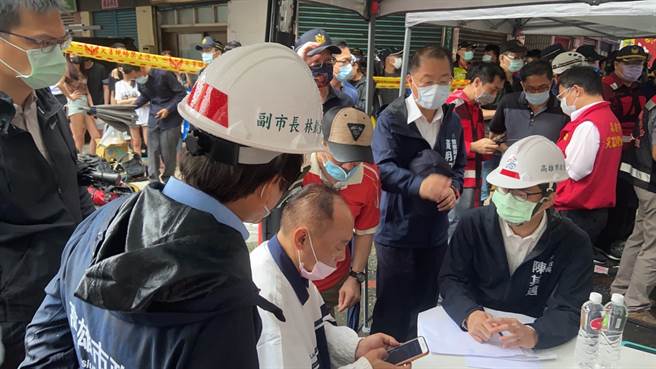     高雄盐埕区「城中城」大楼14日凌晨发生大火，高雄市长陈其迈（前右）赶赴火警现场了解情况；并表示，目前先逐户、逐楼清查，到底是不是还有受困民眾。（中央社提供）