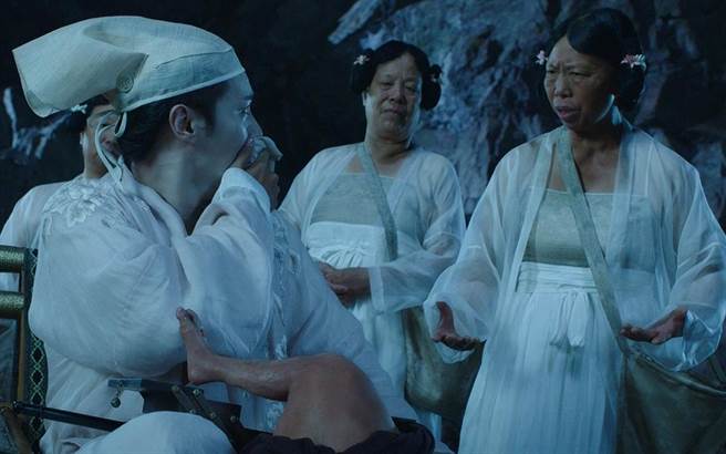 张美娥(右)被周星驰相中后，身价暴涨千倍。(图/电影片段)