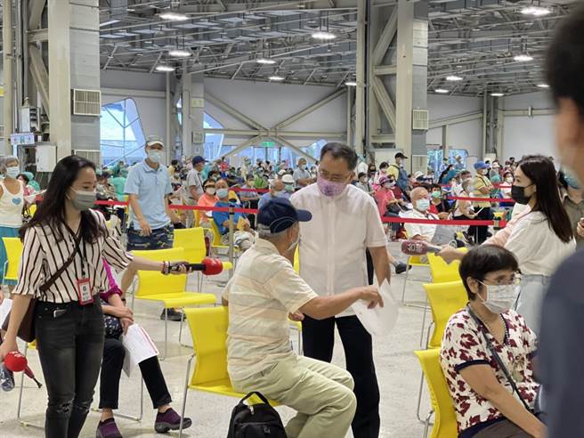 北市副市長蔡炳坤14日巡視花博爭豔館現場排隊施打疫苗的情形。（張穎齊攝）