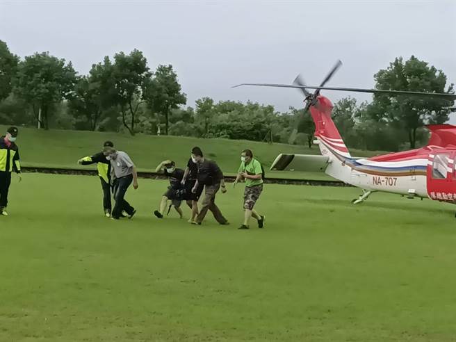 13名游客露营受困石门溪沙洲，今(14日)午天气稍微好转，但溪水湍急无法涉水救援，空中勤务总队派遣直升机救援吊挂救援，顺利救出受困的13位民眾，安全抵达罗东运动公园。(胡健森摄)