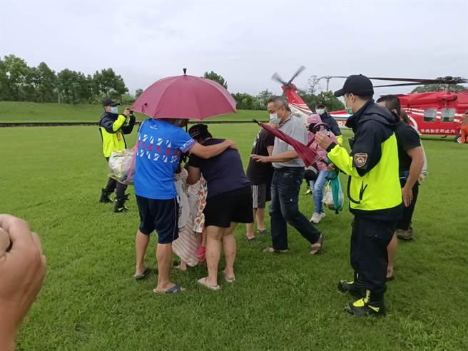 13名游客露营受困石门溪沙洲，今(14日)午天气稍微好转，但溪水湍急无法涉水救援，空中勤务总队派遣直升机救援吊挂救援，顺利救出受困的13位民眾，安全抵达罗东运动公园。(胡健森摄)