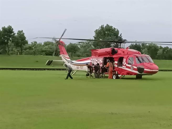 受困宜蘭縣大同鄉石門溪的13名野營遊客，14日上午透過空勤總隊直升機平安脫困。（胡健森攝）