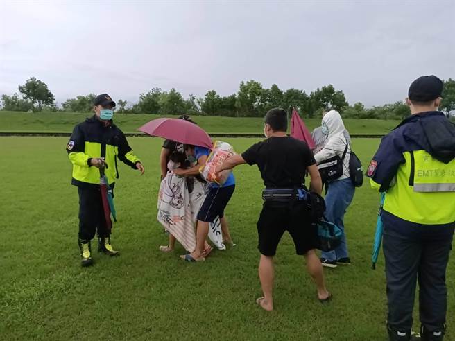   受困宜蘭縣大同鄉石門溪的13名野營遊客，14日上午透過空勤總隊直升機平安脫困。（胡健森攝）