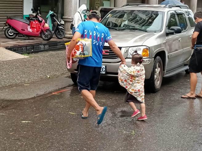   受困宜蘭縣大同鄉石門溪的13名野營遊客，14日上午透過空勤總隊直升機平安脫困。（胡健森攝）