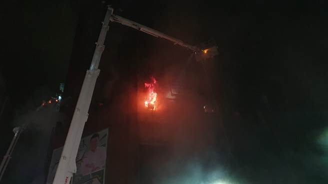     高雄盐埕区「城中城」大楼14日凌晨发生大火，火舌从1楼一路向上窜烧，消防人员出动云梯车持续灌救，并搜寻其中住户。（中央社提供）