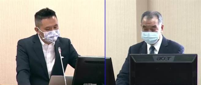 國民黨立委陳以信（左）質詢國防部長邱國正。呂昭隆翻攝