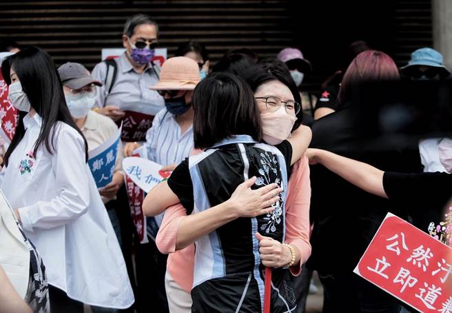 妇女团体14日前往群贤楼为立委郑丽文送暖。（郭吉铨摄）