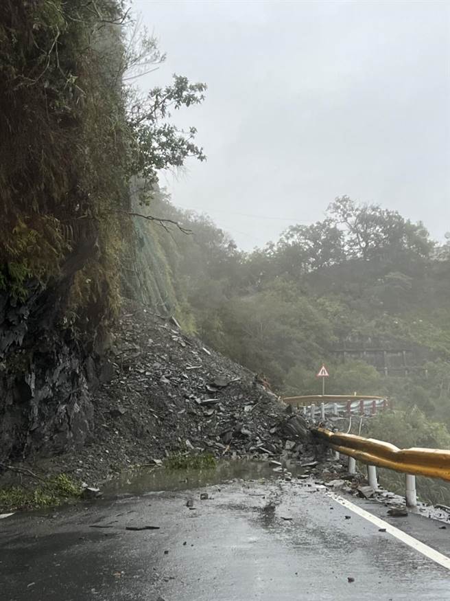 超大雨势连日轰炸花莲，台8线中横公路沿线多处落石、坍方，公路总局趁今雨势趋缓，派员机具多处同步抢修，大禹岭至太鲁阁段在上午10时通车。（公路总局提供／罗亦晽花莲传真）