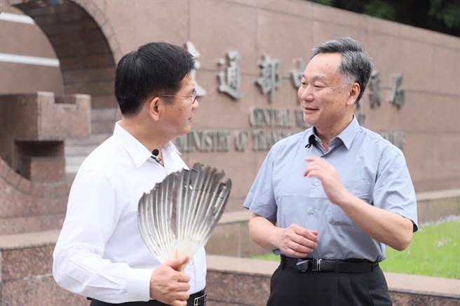 鄭明典(右)自爆，他於10月14日完成第一劑新冠疫苗接種。（翻攝鄭明典臉書）