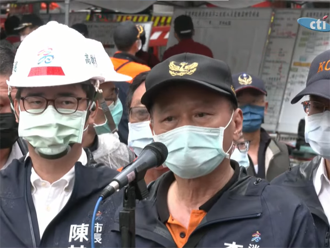 高雄市消防局局长李清秀（中）14日上午10时指出，现场仍持续搜救，不排除死亡人数将攀升10人以上。（图／中天新闻）
