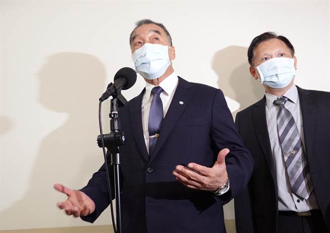 国防部长邱国正今天指出，「炮弹一响不分什么顏色（政党及政治立场）」，对国军来说，只要危及国家安全都要严正以待，不会分保护哪些人。（姚志平摄）