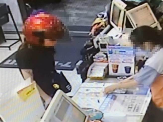 桃園市桃園區陳姓女子因顏姓友人欠她5000元，以健保卡抵押，她竟持友人健保卡到超商領取五倍券，遭警方依詐欺、偽造文書。（翻攝照片）