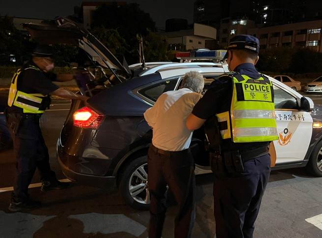 台灣最美的風景，台中市警第三分局員警，貼心助97歲虞姓老翁返家獲讚揚。（讀者提供／張妍溱台中傳真）