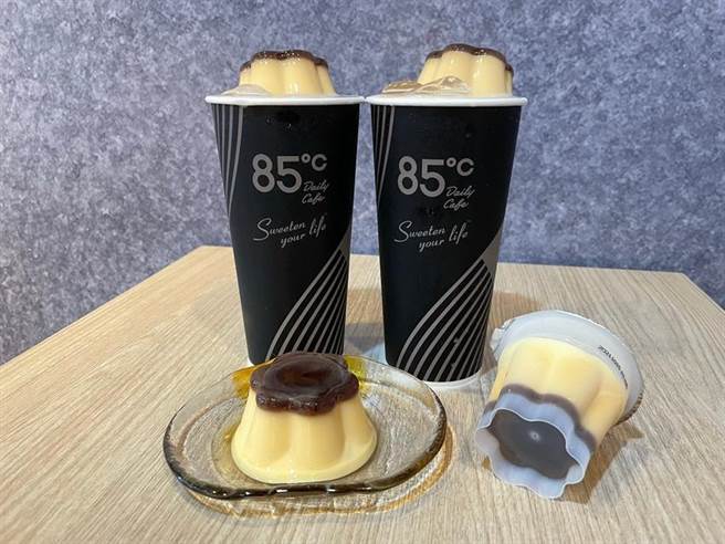 85度C推出优惠，10月16日起连4天大杯冰布丁奶茶系列第2杯20元。（图／85度C)