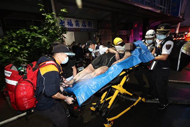  高雄市鹽埕區「城中城」大樓14日凌晨發生火警，消防人員趕赴現場滅火、搶救受困民眾。（中央社提供）