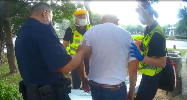 楊姓老翁（中）估計當天跌倒5次，現場警方霸氣、直接請救護車到場協助送醫。（台中市警第二分局提供／張妍溱台中傳真）