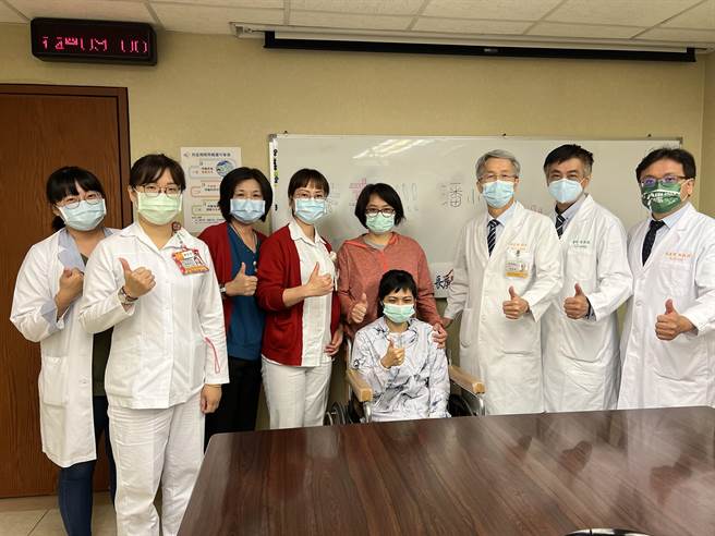 屏東縣受暴超商女店員潘小姐，在高雄長庚住院19天接受完整專業治療後，今天順利出院。(高雄長庚醫院提供／林雅惠傳真)