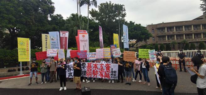 台湾移工联盟今天赴行政院抗议，疾呼「家务工要基本工资，政府补助弱势家庭。（林良齐摄）