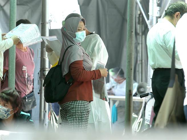 基本工资审议委员会上周五决议基本工资月薪调整至2万5250元、时薪调至168元，健保级距也会一併调整，但依现行契约规定，家庭看护工薪资多为1万7000元、冻涨多年。(示意图，粘耿豪摄)