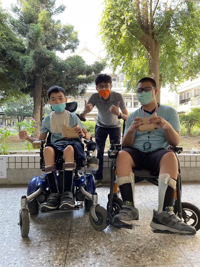 彰化國立和美實驗學校特教國中部林威宏、陳柏翰，以「新生重獲新生」為題，參加「2021年VR跨域盃創世紀虛擬實境大賽」在一般生競爭激烈中，獲得全國第三名。（和美實驗學校提供／吳敏菁彰化傳真）