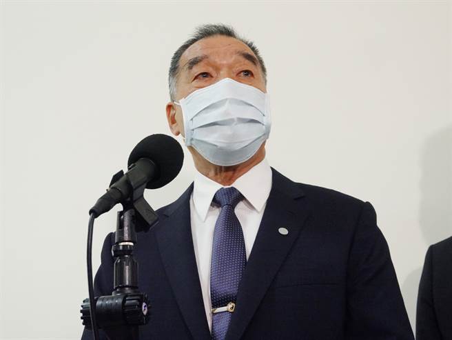 针对驻德代表谢志伟在脸书发表边举国旗边吐血的言论，国防部长邱国正14日在立法院表示他不了解状况，不做评论，但国军维护中华民国国号、青天白日满地红国旗，这是国军本务，至于纷纷扰扰的不同说法，他不评论。（姚志平摄）