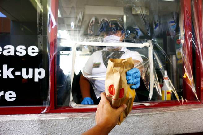 英国麦当劳员工爆料，民眾用得来速点餐，车内的私密对话也会被听见，吓坏许多国外网友。（示意图／shutterstock）